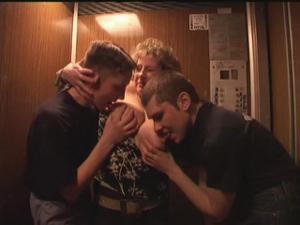 Vecchia bocchinara bloccata in ascensore con due ragazzi e fanno sesso orale - immagine dello schermo #4