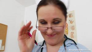 L'auto-riflessione di una infermiere matura - miniatura #1