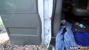 L'uomo occhialuto ha perso la verginità con una bionda in un minibus - immagine dello schermo #20
