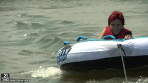 L'uomo è praticare anale con una signora dai capelli rossi su una barca nel lago - immagine dello schermo #2