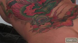 Spogliarello e masturbazione di una milf tatuata - miniatura #14