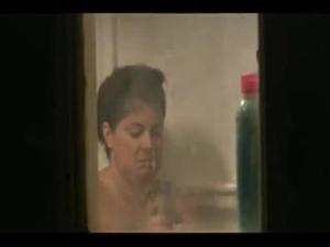 Spiato l'amica di mia madre in bagno - immagine dello schermo #3