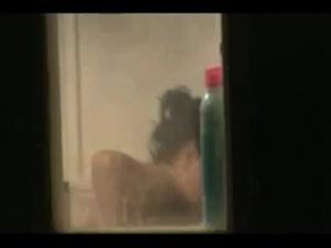 Spiato l'amica di mia madre in bagno - immagine dello schermo #7