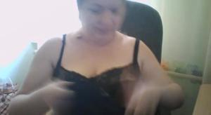 La nonna arriva al computer del nipote e si filma mentre si masturba con una webcam - immagine dello schermo #7