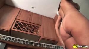 Casalinga tettona si spoglia in cucina e si masturba - immagine dello schermo #18