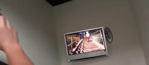 Formosa bionda accarezza il pene d'ebano attraverso un buco nel muro - immagine dello schermo #2