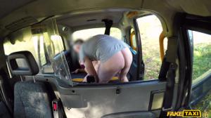 Milf con le tette grandi provato sesso in un taxi con l'autista - immagine dello schermo #14